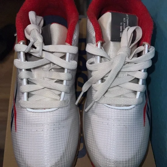 Classic Reebok - Picture 4 of 4